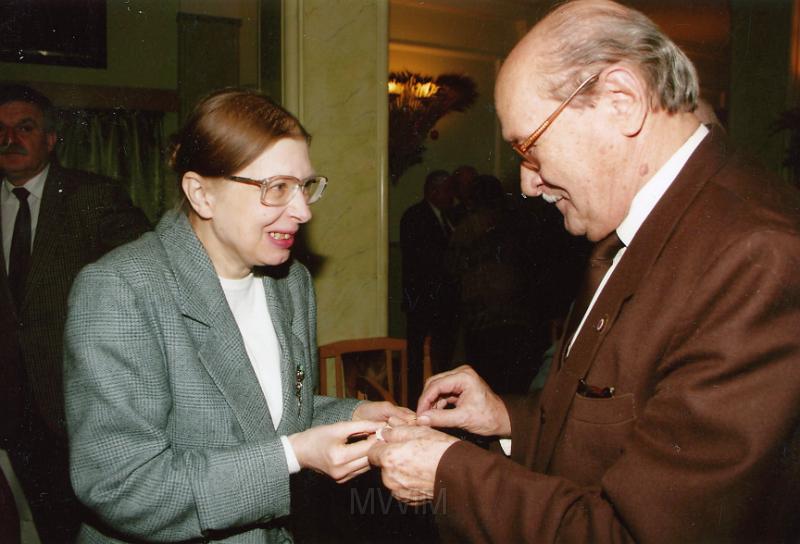 KKE 3290.jpg - Życzenia świąteczno-nowroczne pani Ewie Siemaszko składa prezes Jan Rutkowski, Olsztyn, 2002 r.
